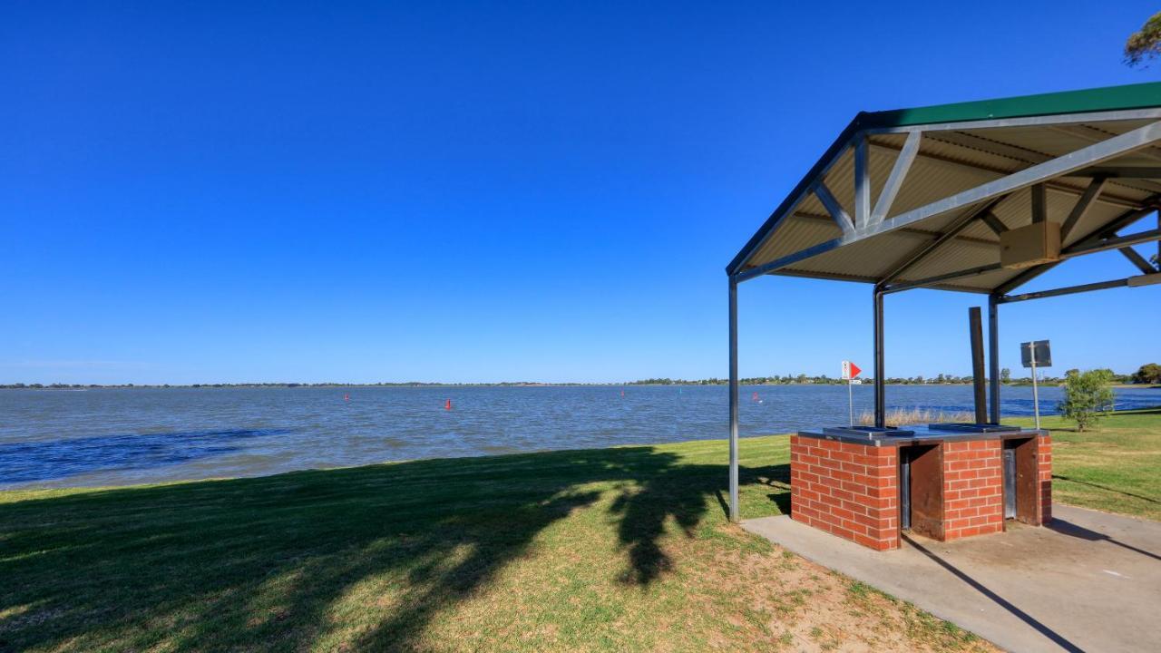 Lake Boga Caravan Park מראה חיצוני תמונה
