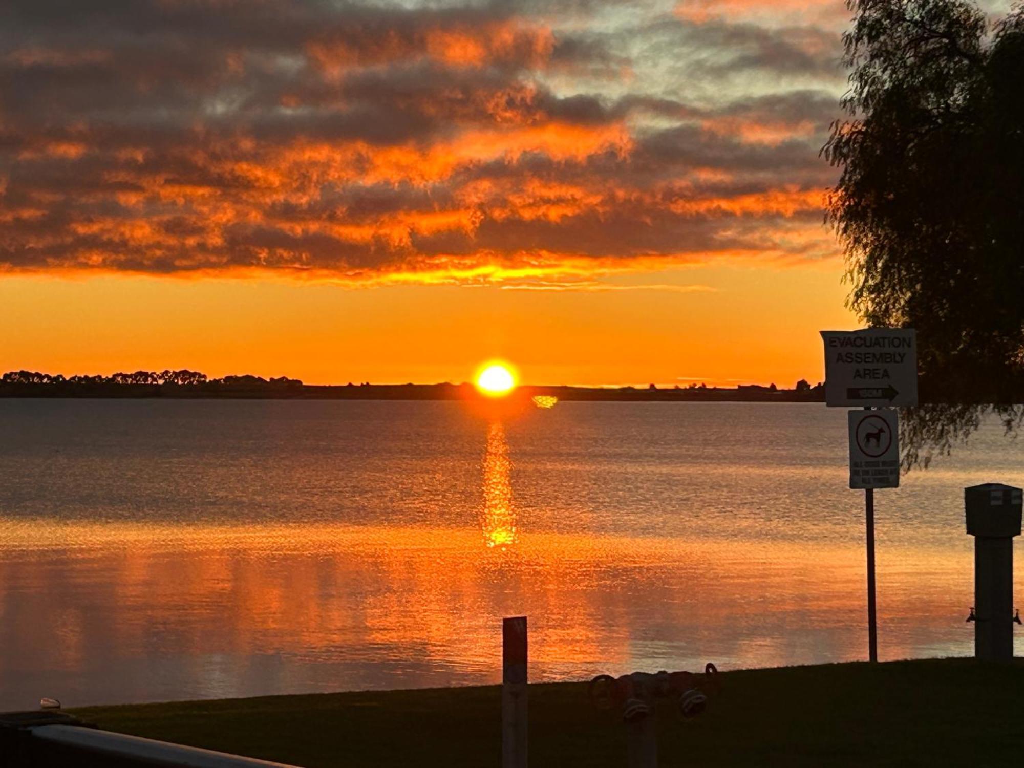 Lake Boga Caravan Park מראה חיצוני תמונה